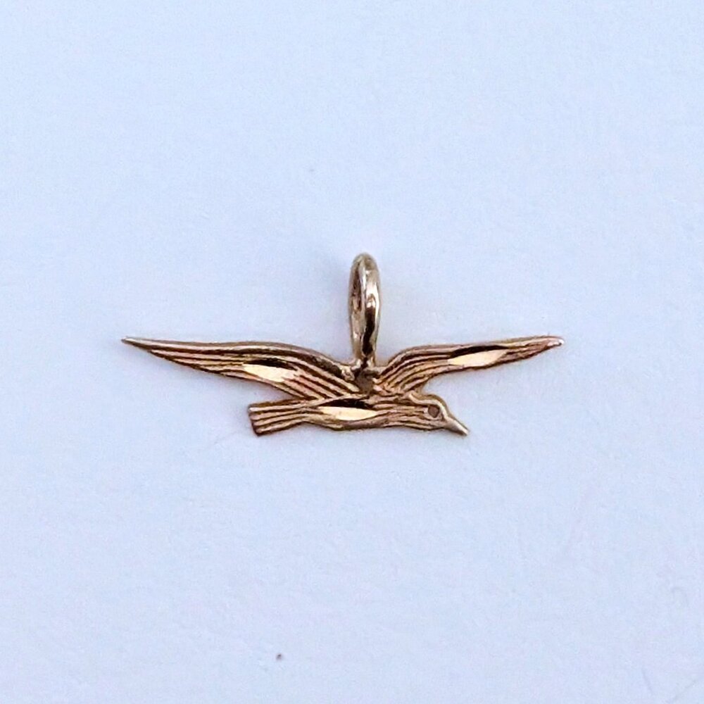 Beautiful Vintage Solid 14K Yellow Gold Diamond Cut Flying Seagull Pendant Charm